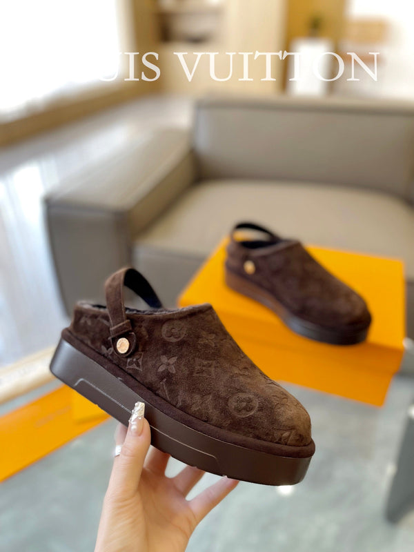 Zoccoli con piattaforma LV Aspen in pelle scamosciata monogrammata marrone noce
