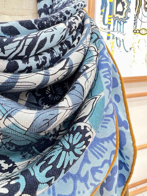 Sciarpa con stampa Jungle Love da 140 cm in cashmere e seta blu colorato 210984