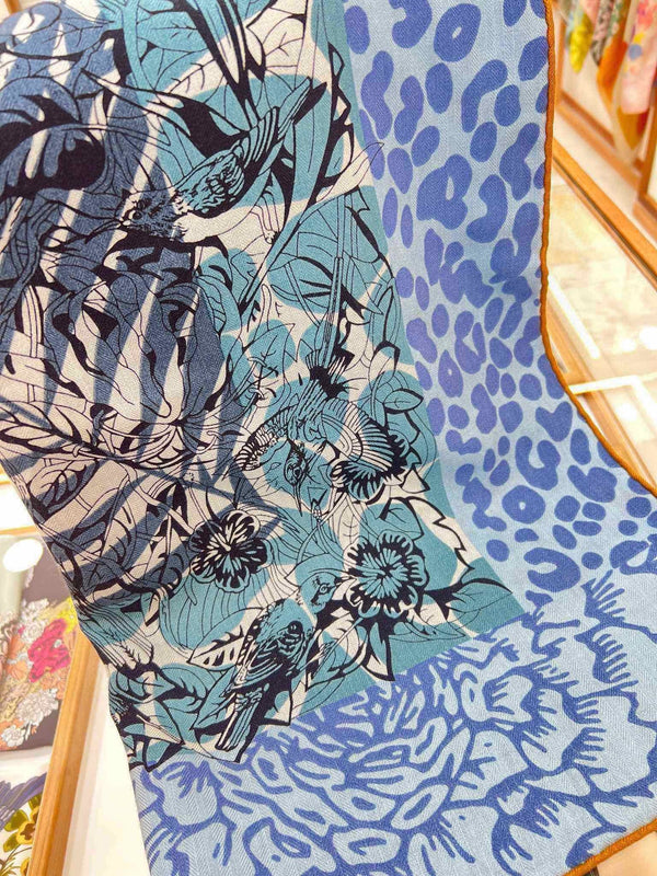 Sciarpa con stampa Jungle Love da 140 cm in cashmere e seta blu colorato 210984