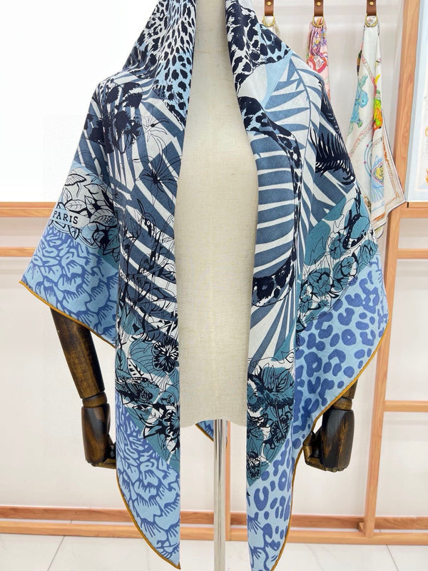 Sciarpa con stampa Jungle Love da 140 cm in cashmere e seta blu colorato 210984