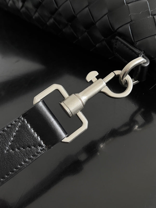 BV 25 Zipped North-South Tote 33.5cm Black Intrecciato Leather