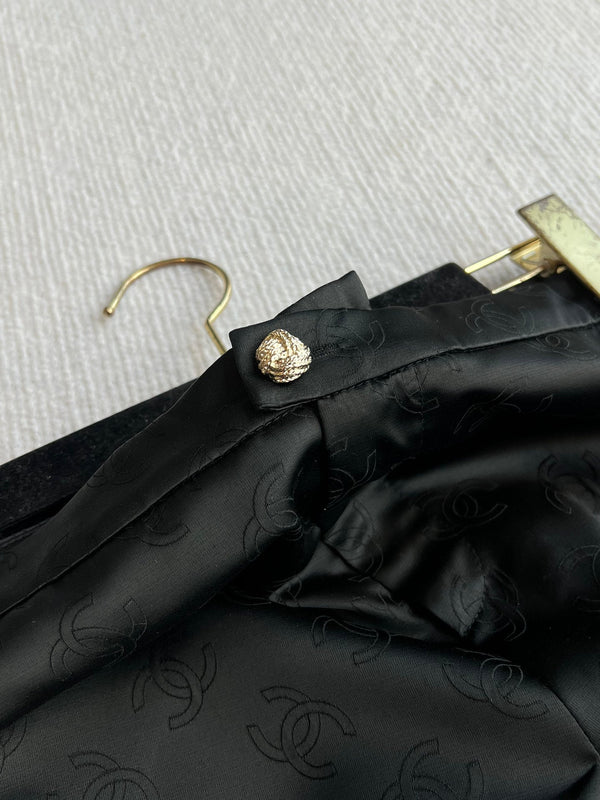 Pantaloni a gamba larga con motivo scozzese Double C in seta nera e bianca CC 25SS 277145