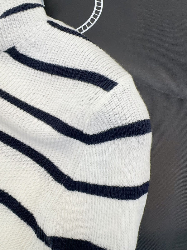 Maglione dolcevita a righe Prada in maglia nera e bianca