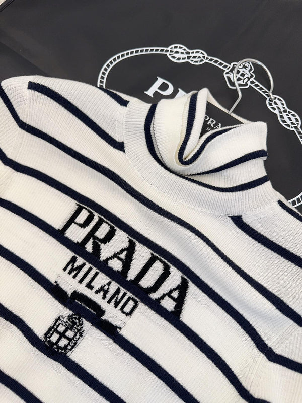 Maglione dolcevita a righe Prada in maglia nera e bianca