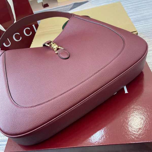 BORSA A TRACOLLA JACKIE GRANDE 40 IN PELLE DI VITELLO ROSSA BORDEAUX E FERRAMENTA ORO