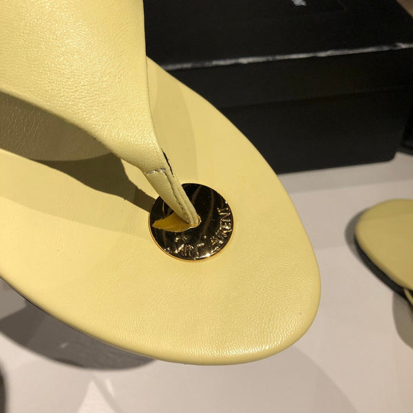 FLAT THONG IN LIGHT YELLOW CALFSKIN