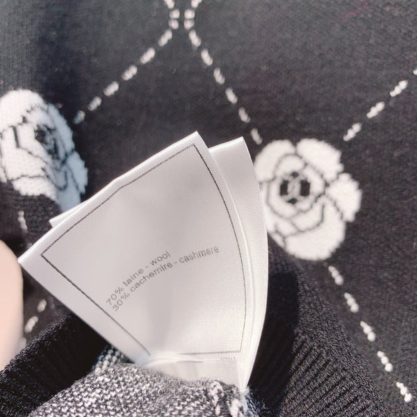 CC 25 Cardigan Black With Flowers Wool 293386