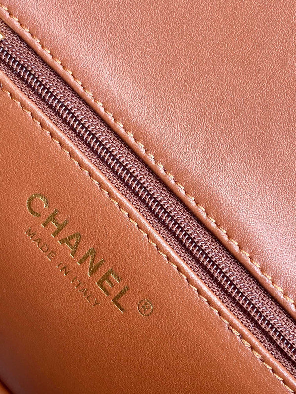 Borsa a patta Mini 18 cm in pelle di agnello Sherling bianca e marrone, finiture dorate