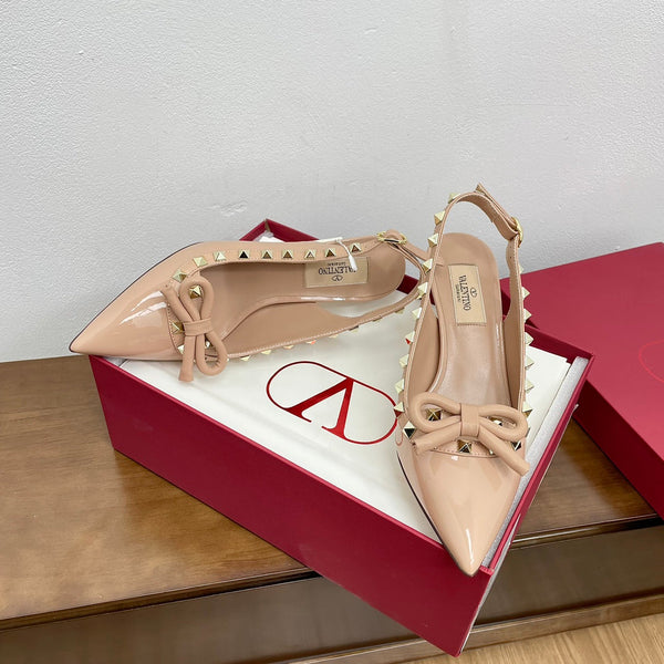 DÉCOLLETÉ ROCKSTUD BOW SLINGBACK IN VERNICE NUDE TAN 60MM