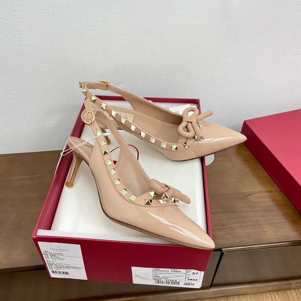 DÉCOLLETÉ ROCKSTUD BOW SLINGBACK IN VERNICE NUDE TAN 60MM