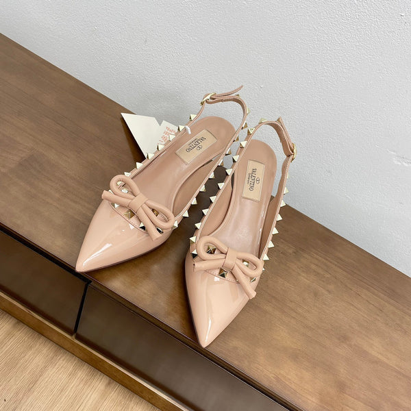 DÉCOLLETÉ ROCKSTUD BOW SLINGBACK IN VERNICE NUDE TAN 60MM