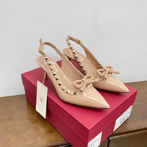 DÉCOLLETÉ ROCKSTUD BOW SLINGBACK IN VERNICE NUDE TAN 60MM