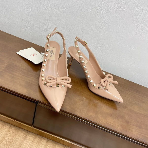 DÉCOLLETÉ ROCKSTUD BOW SLINGBACK IN VERNICE NUDE TAN 60MM
