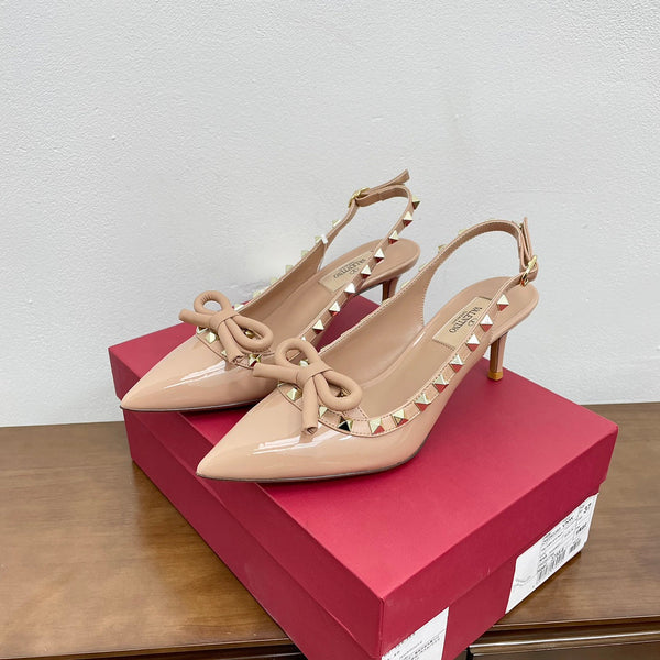 DÉCOLLETÉ ROCKSTUD BOW SLINGBACK IN VERNICE NUDE TAN 60MM