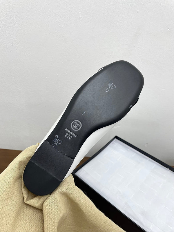 Ballerine CC bianche con pelle di agnello nera Camellia