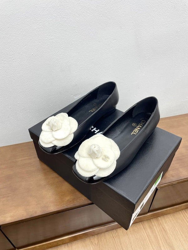 Ballerine CC nere con pelle di agnello bianca Camellia