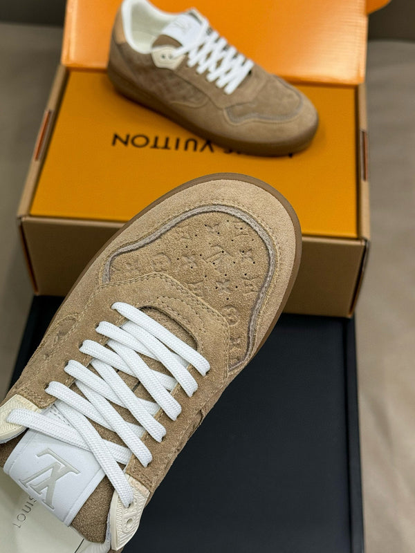 STADIUM SNEAKER IN KHAKI BROWN EMBOSSED MONOGRAM SUEDE