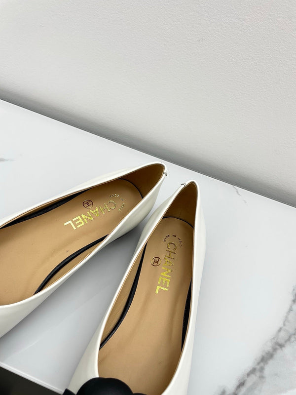 Ballerine con fiocco e logo CC Camellia in pelle di vacchetta e montone, colore nero e bianco 427021