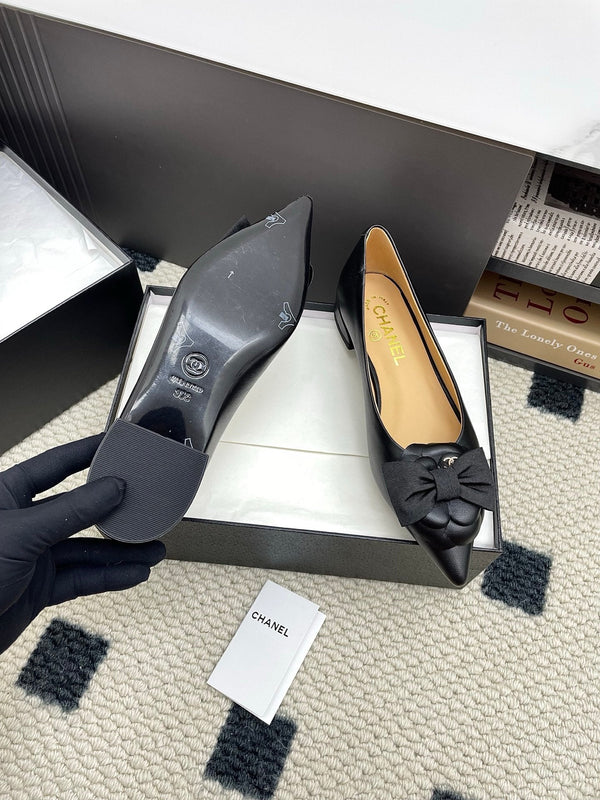 Ballerine con fiocco e logo CC Camellia, 15 mm, pelle di vacchetta nera, pelle di pecora 427022