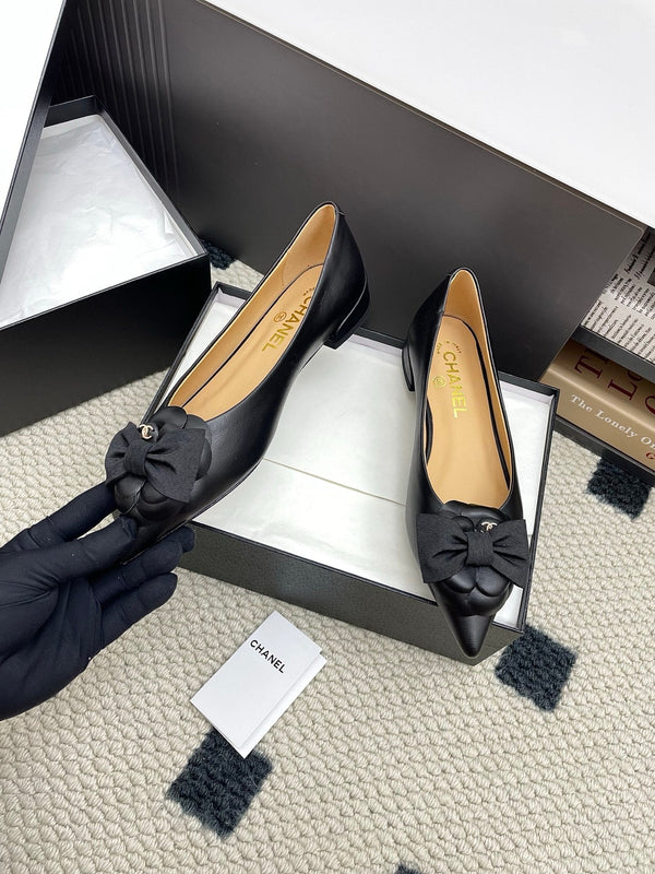 Ballerine con fiocco e logo CC Camellia, 15 mm, pelle di vacchetta nera, pelle di pecora 427022