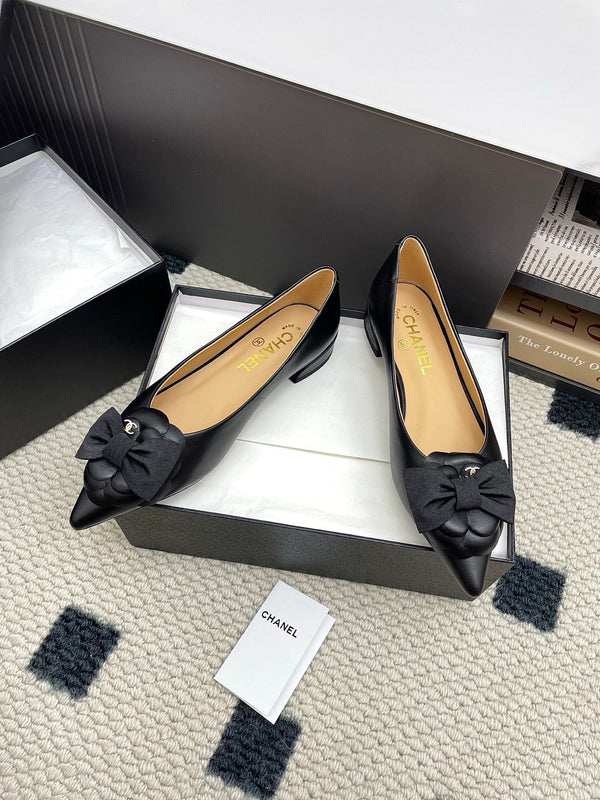 Ballerine con fiocco e logo CC Camellia, 15 mm, pelle di vacchetta nera, pelle di pecora 427022