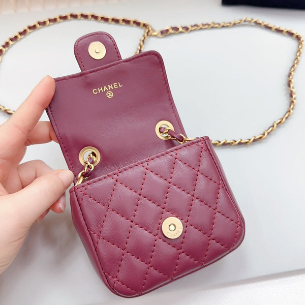 borsa in pelle di agnello trapuntata rosso scuro con cintura a catena cc