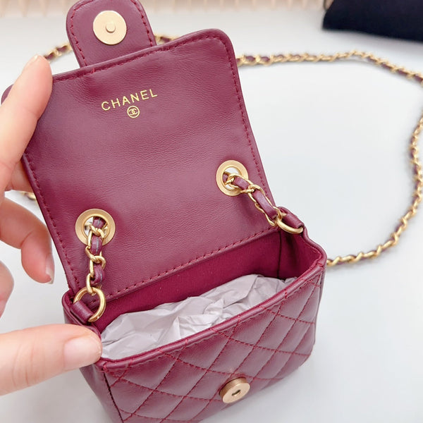 borsa in pelle di agnello trapuntata rosso scuro con cintura a catena cc