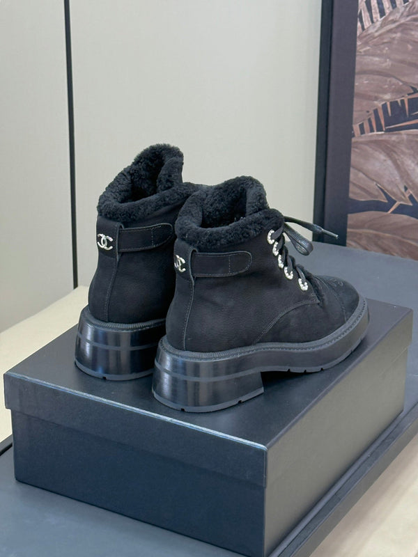 SHORT BOOTS IN BLACK GRAIN PEBBLE CALFSKIN