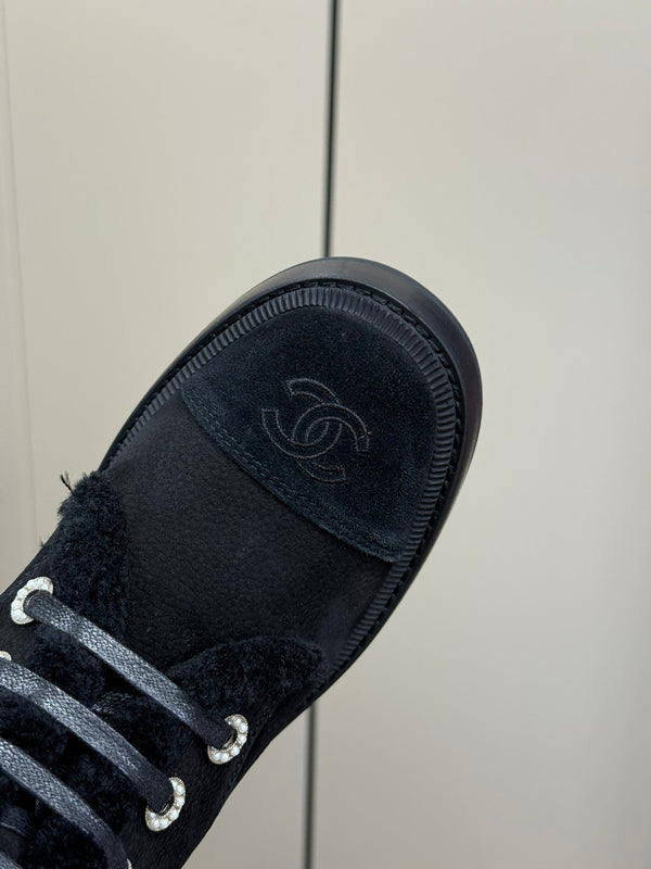 SHORT BOOTS IN BLACK GRAIN PEBBLE CALFSKIN