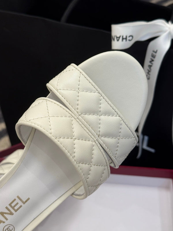 CC 25SS Honey Slippers 5cm White Lambskin 319637