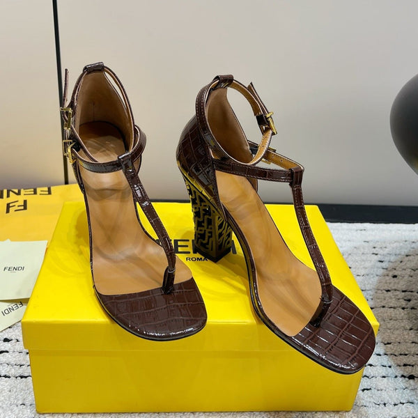 FENDI décolleté con tacco alto 10 cm in pelle di agnello lucida color castagna con accessori dorati