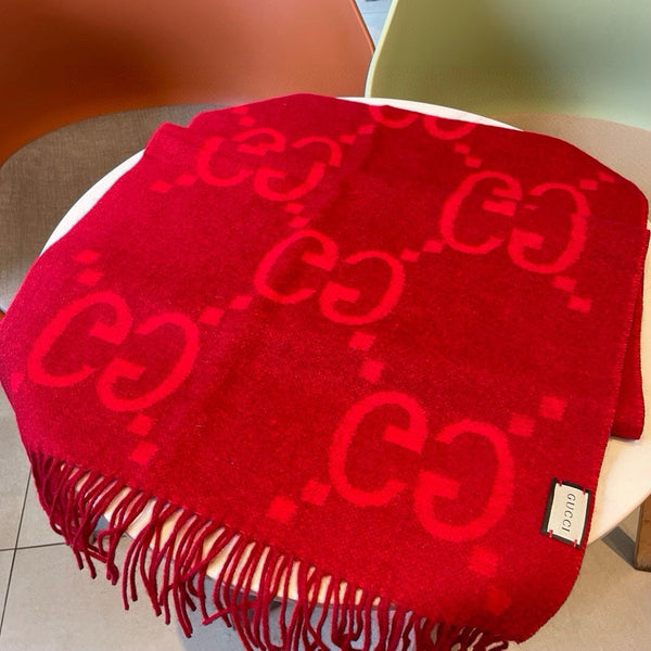 SCIARPA IN MAGLIA CON MOTIVO JACQUARD GG 195 CM CON NAPPINE ROSSO CILIEGIA 403746