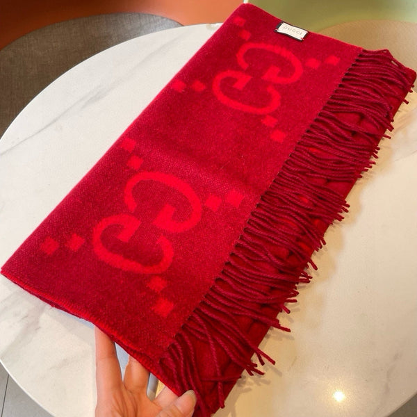SCIARPA IN MAGLIA CON MOTIVO JACQUARD GG 195 CM CON NAPPINE ROSSO CILIEGIA 403746
