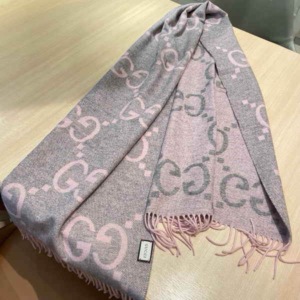 SCIARPA IN MAGLIA CON MOTIVO JACQUARD GG 195 CM CON NAPPINE HARBOR GRAY MIX ROSA CHIARO 403748