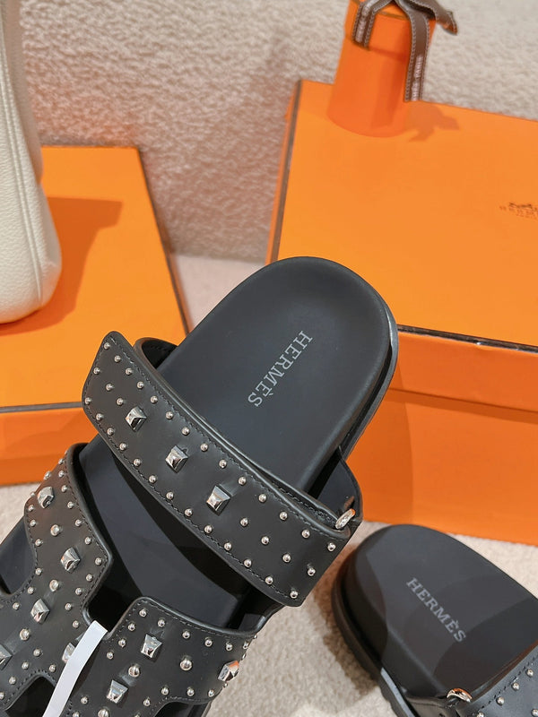 SANDALO CYPRUS IN VITELLO NERO CON CRISTALLI