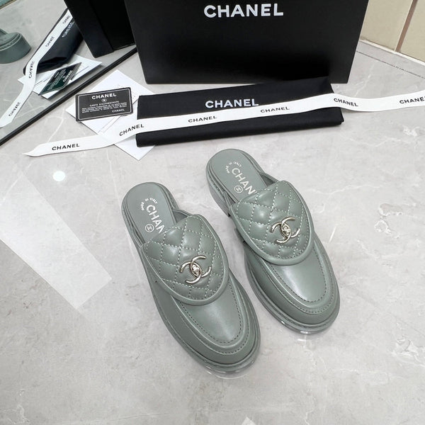 CC Mule in pelle di vitello trapuntata grigia