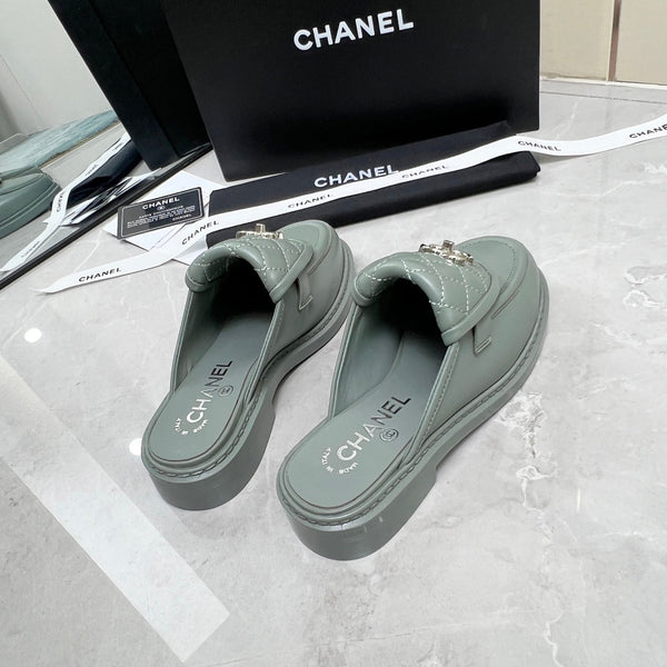 CC Mule in pelle di vitello trapuntata grigia