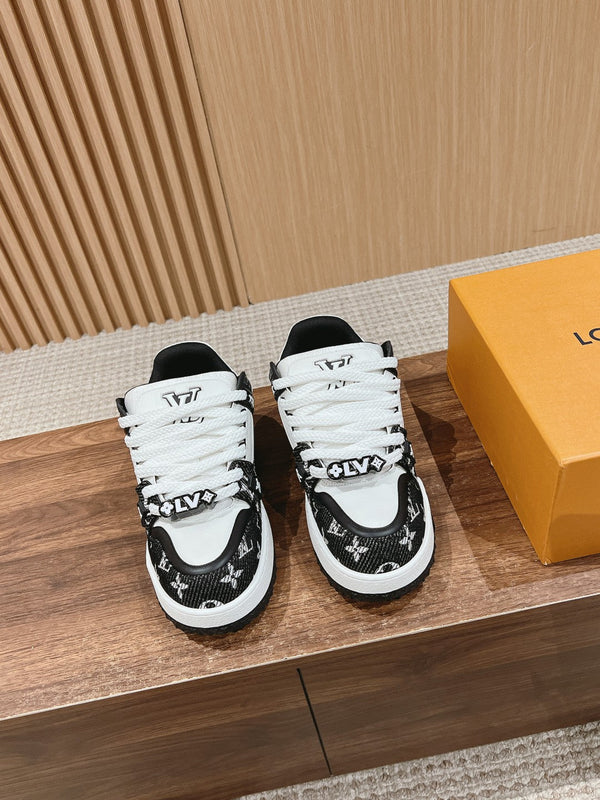 Sneaker Maxi LV Trainer nera con monogramma bianco in tessuto denim