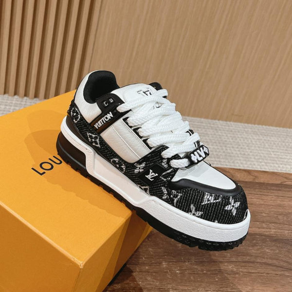 Sneaker Maxi LV Trainer nera con monogramma bianco in tessuto denim