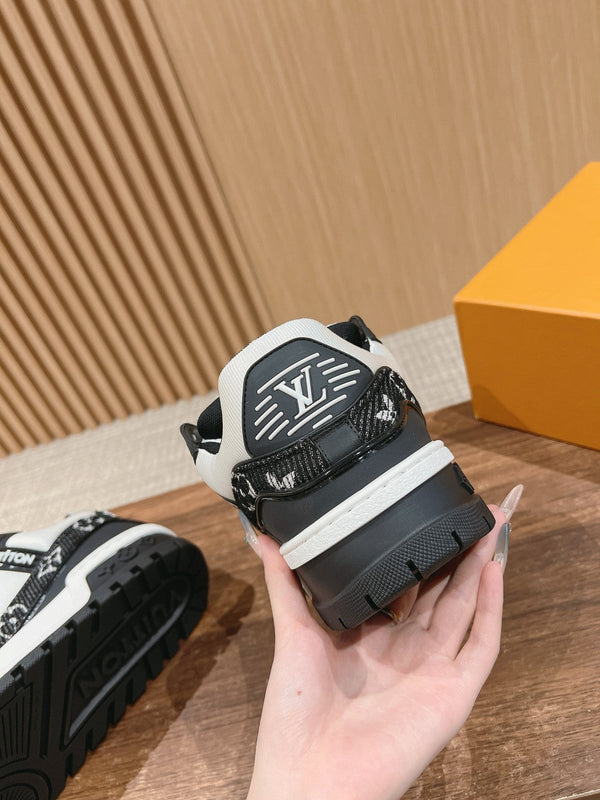 Sneaker Maxi LV Trainer nera con monogramma bianco in tessuto denim