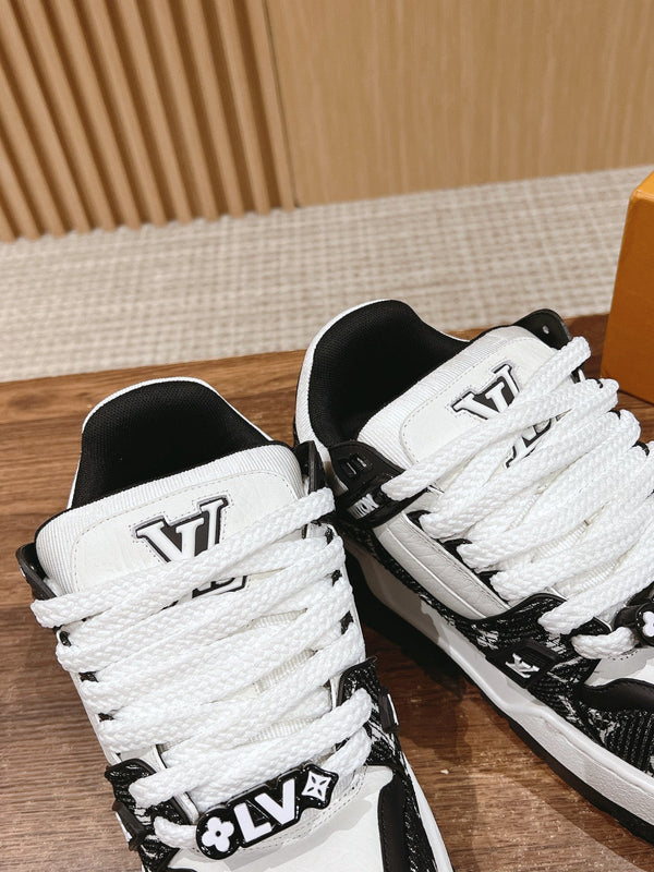 Sneaker Maxi LV Trainer nera con monogramma bianco in tessuto denim