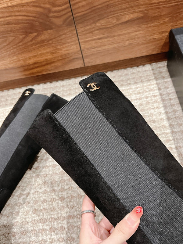 Stivali alti Chelsea CC in pelle scamosciata nera 937070