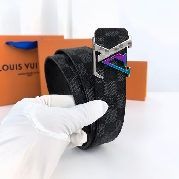 CINTURA LV LARGE 40MM A PIRAMIDE IN PELLE DI VITELLO CON MONOGRAMMA A QUADRI NERI E FERRAMENTA IN METALLO