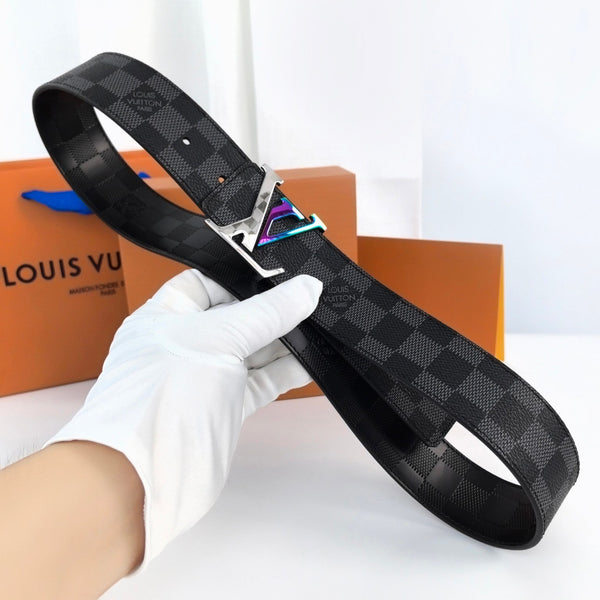 CINTURA LV LARGE 40MM A PIRAMIDE IN PELLE DI VITELLO CON MONOGRAMMA A QUADRI NERI E FERRAMENTA IN METALLO