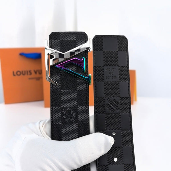 CINTURA LV LARGE 40MM A PIRAMIDE IN PELLE DI VITELLO CON MONOGRAMMA A QUADRI NERI E FERRAMENTA IN METALLO