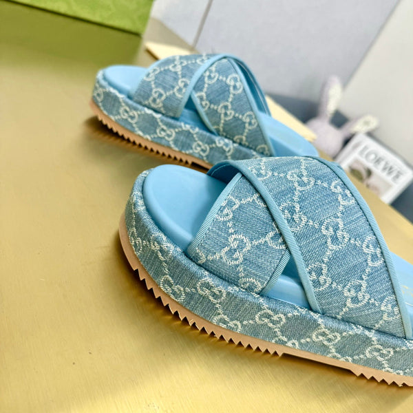 SANDALO GG SLIDE IN TELA CIELO CON CINTURINI INCROCIATI