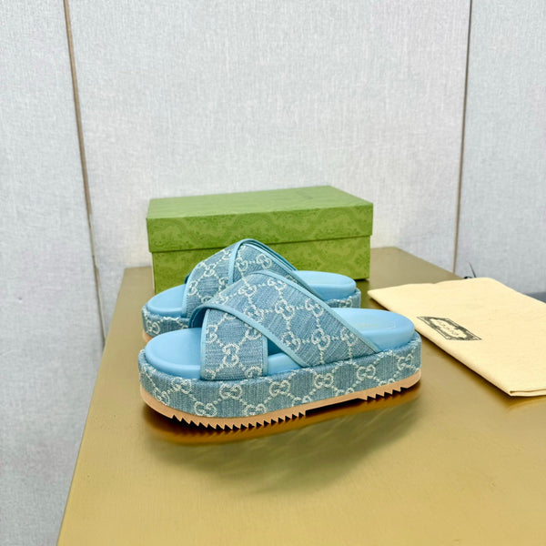 SANDALO GG SLIDE IN TELA CIELO CON CINTURINI INCROCIATI
