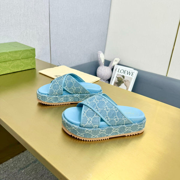 SANDALO GG SLIDE IN TELA CIELO CON CINTURINI INCROCIATI