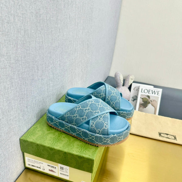 SANDALO GG SLIDE IN TELA CIELO CON CINTURINI INCROCIATI