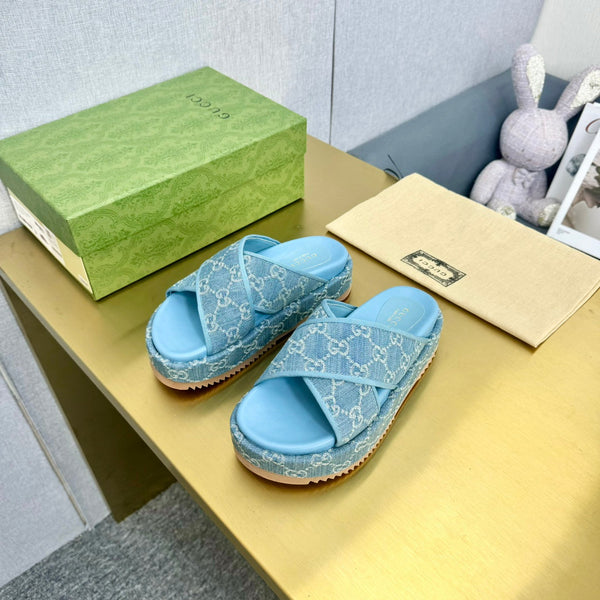 SANDALO GG SLIDE IN TELA CIELO CON CINTURINI INCROCIATI